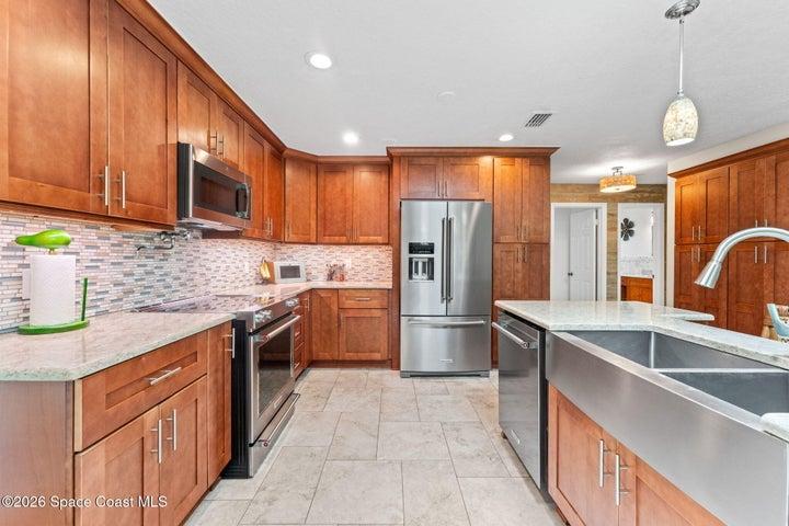 Kitchen built for entertaining, long island great for food prep and has eat in counter