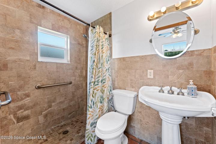 2nd ADU bedroom en suite bathroom