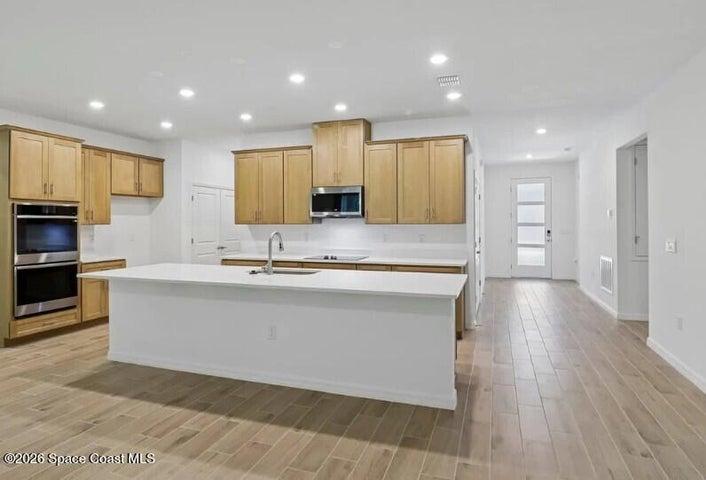 Double wall oven, spacious with modern cabinets
