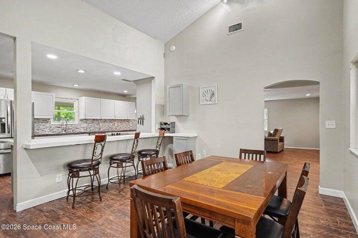 Breakfast Bar and Dining