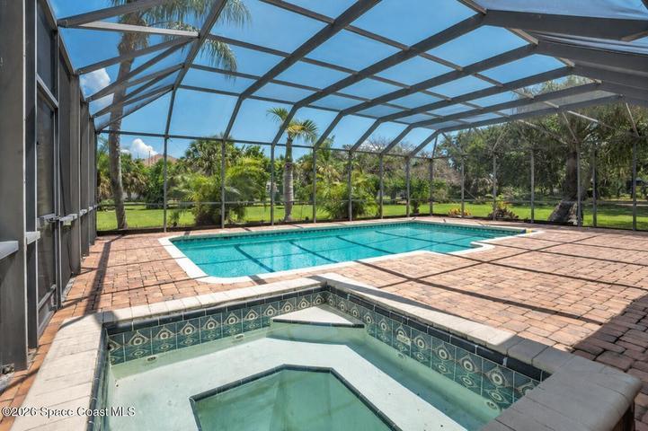 Spae plus large pool
