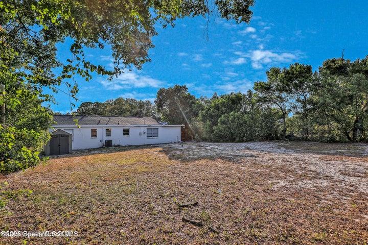 Spacious backyard
Private outdoor setting with plenty of room for activities