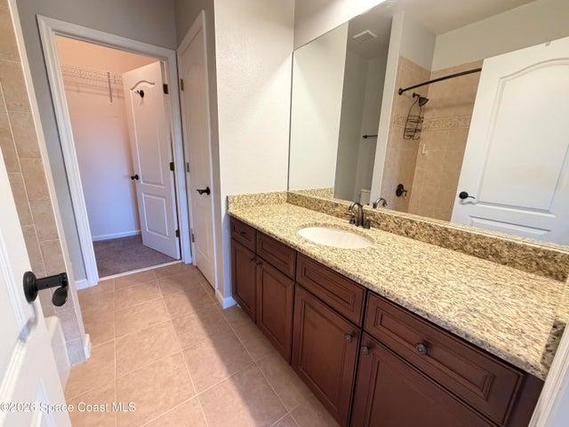 Upper en-suite bathroom