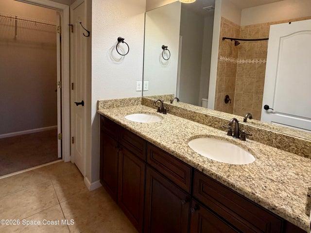 Downstairs primary en suite bathroom