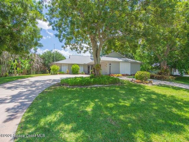 CIRCULAR DRIVEWAY AT FRONT OF HOME