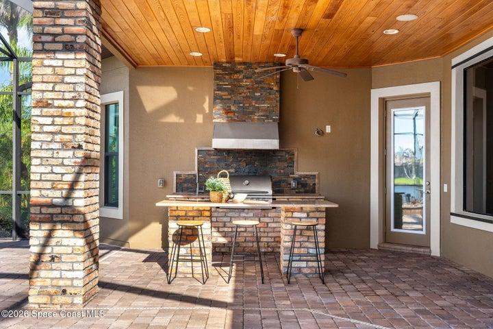 Outdoor Kitchen with bar area