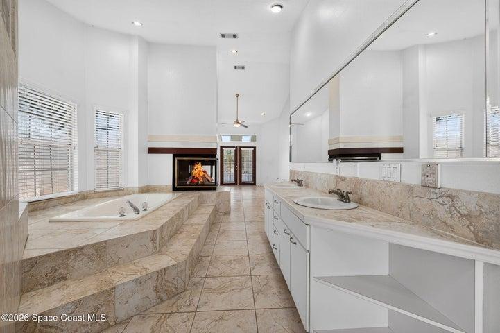 Master Bath with tub/ shower / fireplace