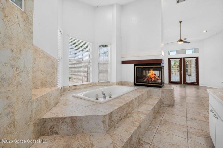 Master Bath/ tub/ Fireplace