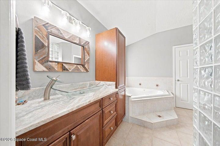 Primary Bath - Vanity/Tub