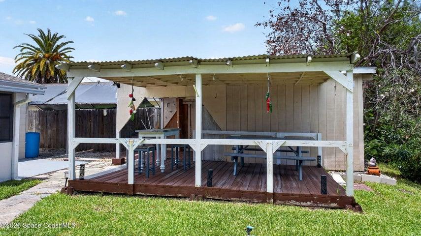 Deck with picnic table