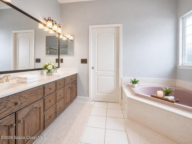 Double Sinks & Soaking Tub