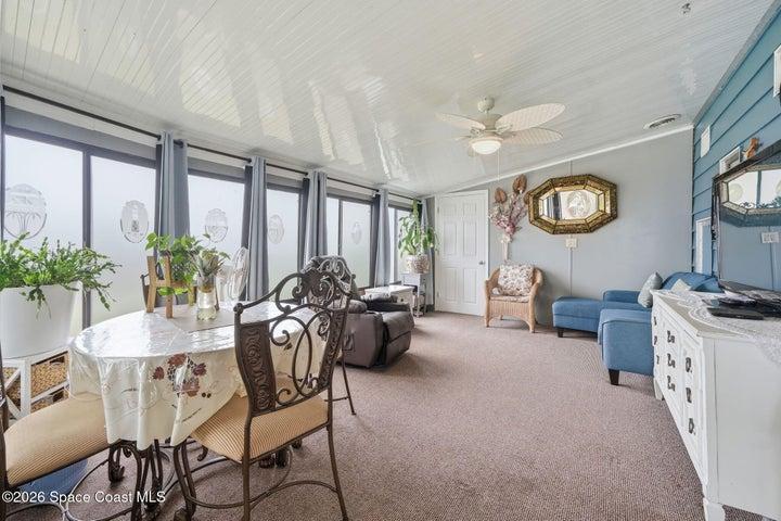 Kitchenette & reading room