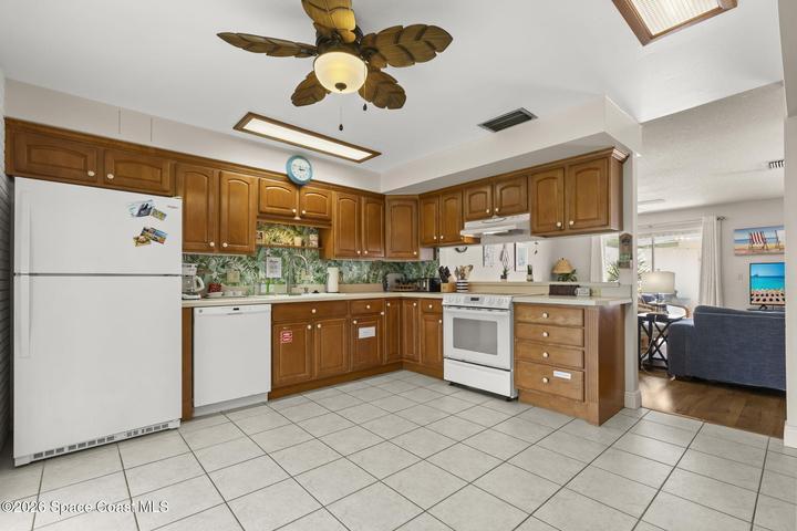 Lots of counter space for cookig