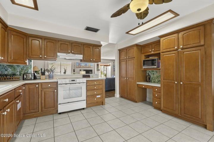 loads of cabinet space