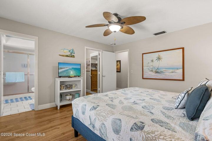 Primary has a walk in closet and en-suite bath