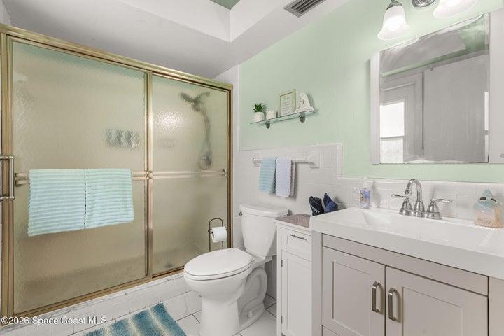 Primary en-suite bath