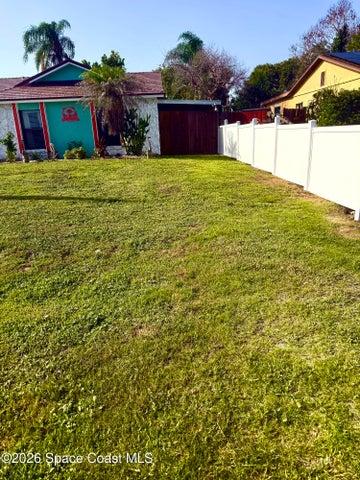BRAND NEW FENCE LINE IN FRONT