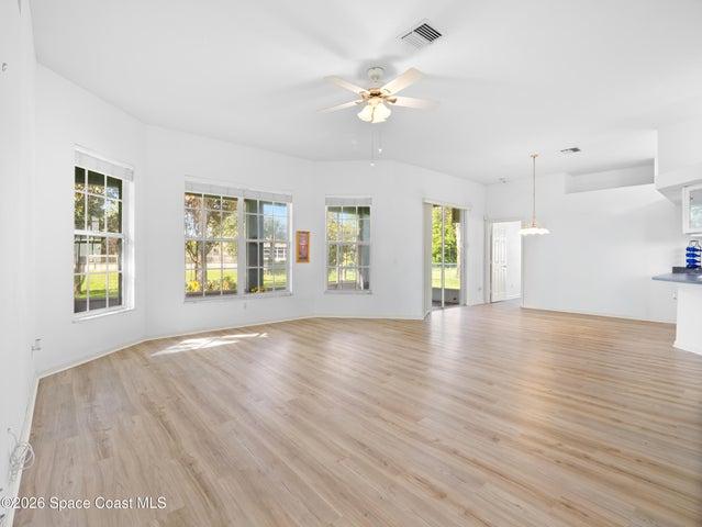 new floors living room very open !!!!