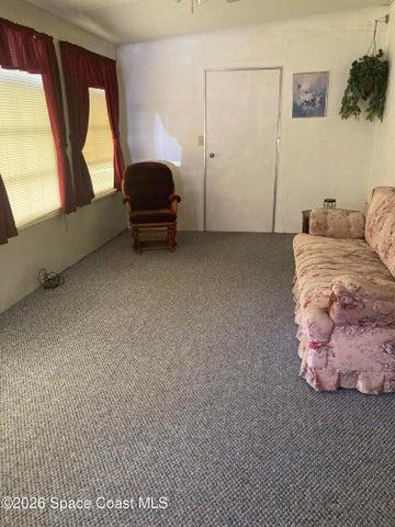 FLORIDA ROOM WITH WINDOW AC - LARGE ROOM