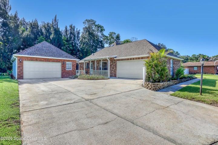 Large Driveway & 6 Car Garage