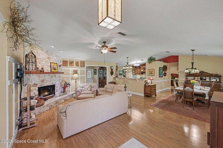 1810 Whispering Oaks Circle, Melbourne, FL, 32934 photo 2