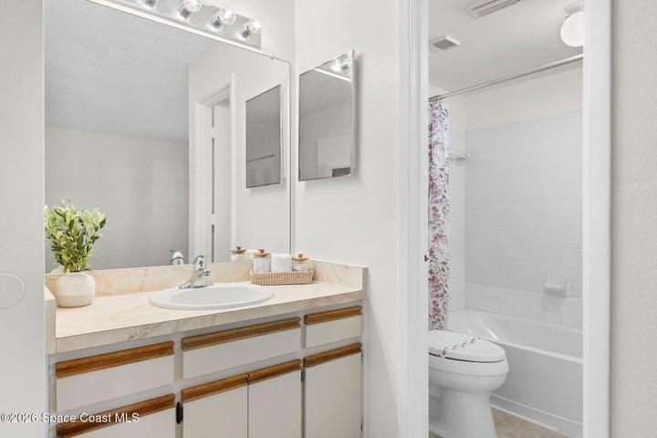 Downstairs bedroom and bathroom en suite for convenience