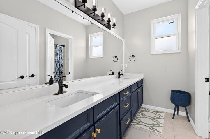 Full bath upstairs