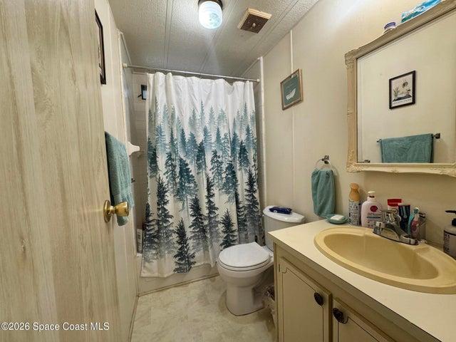Guest Bathroom (Primary Bathroom)
