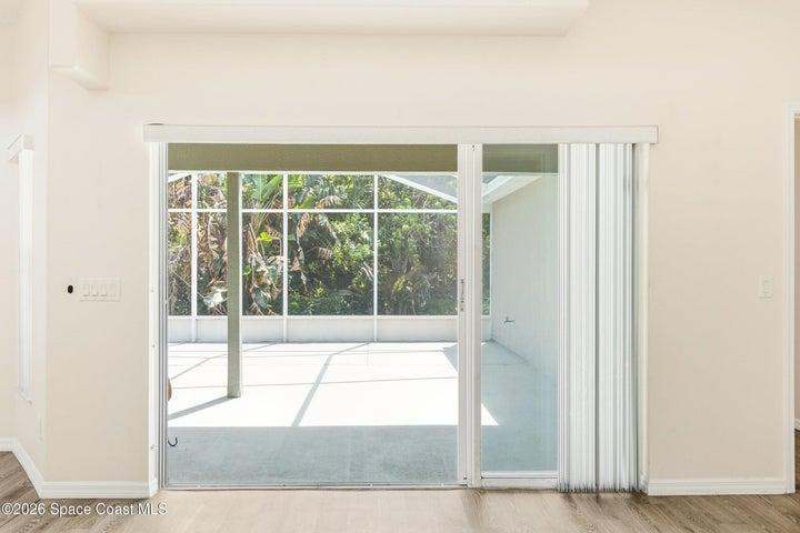 sliders off L/R to screened room