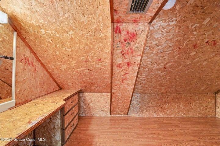 Has a nice study area built-in.
