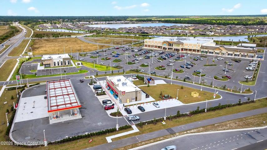 Nearby shopping area includes Publix, Circle K, and dining
