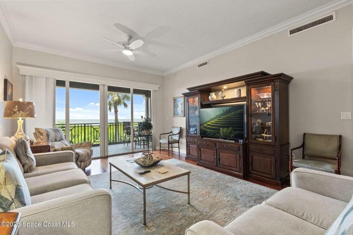 Large great room for entertaining