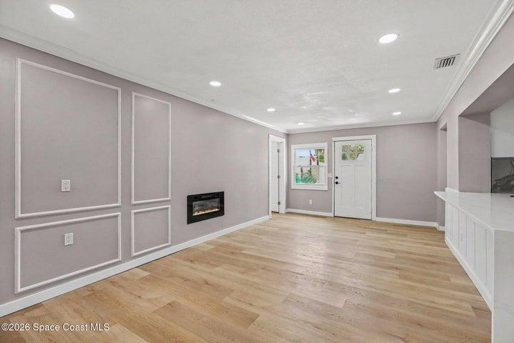 Front dodr to living room
