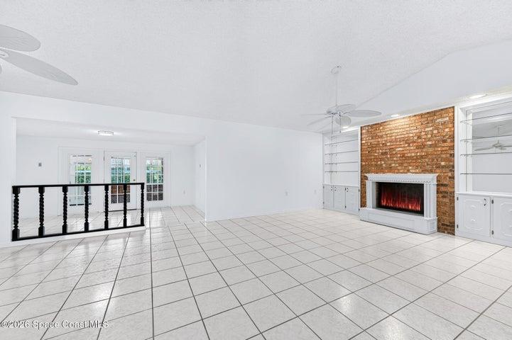Living rm w/fireplace