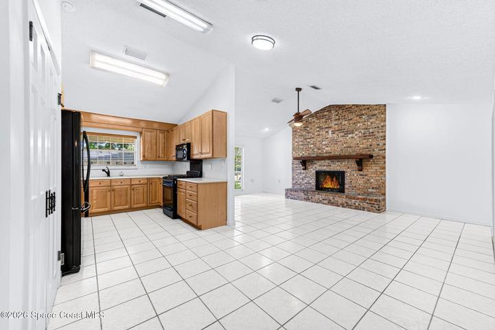 Kitchen open to family rm