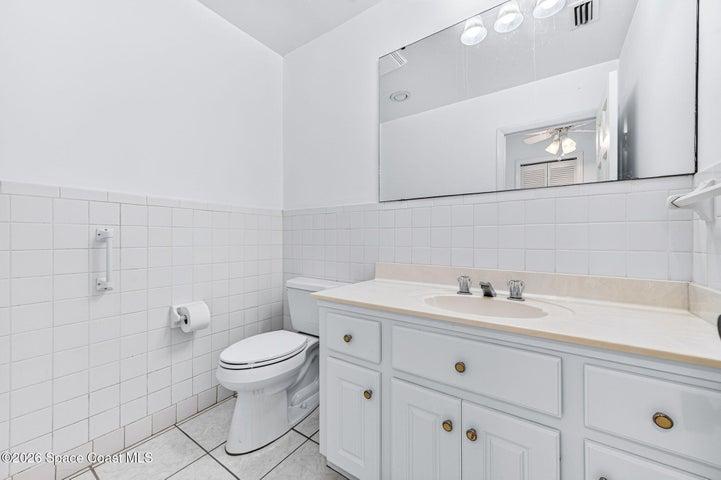 Guest Powder rm