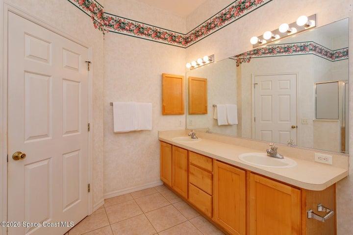 2 sinks