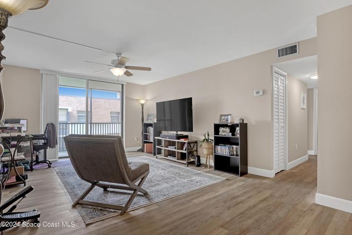 Vinyl floors throughout