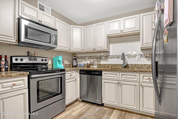 Kitchen w/granite countertops