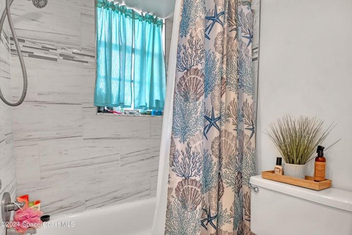 Primary Bathroom w/tub shower