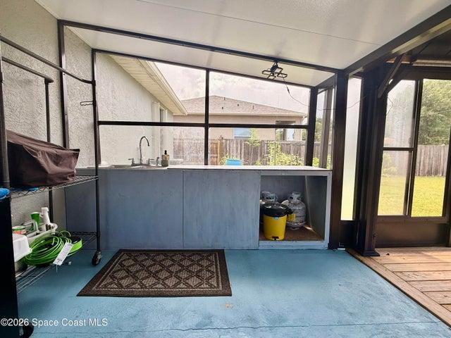 summer kitchen/dirty kitchen