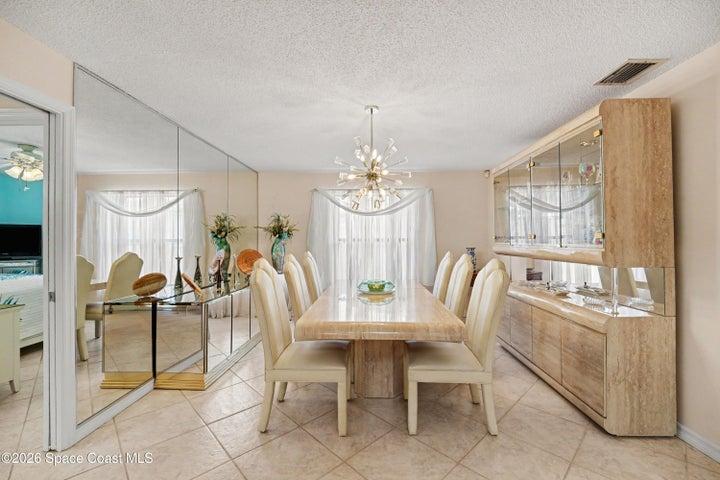 flow to kitchen for entertaining.