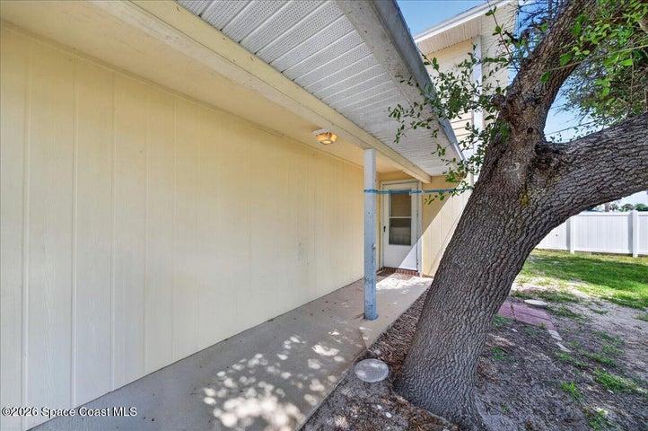 Side yard to unit 841