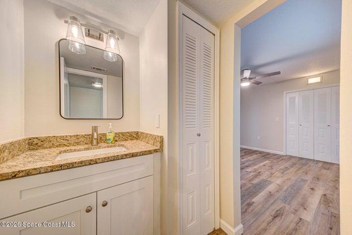 bedroom 3 ensuite vanity