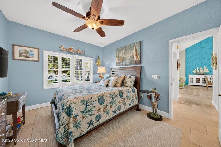 Large downstairs bedroom