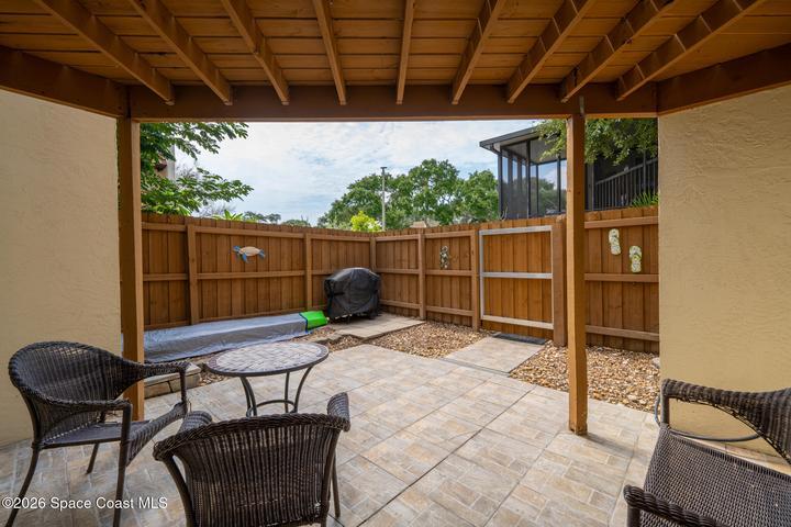 Fully-Fenced Courtyard