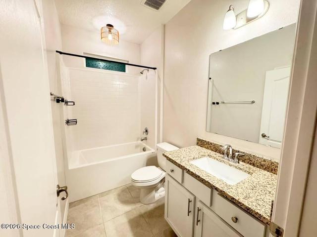 Bath in the hall between two of the bedrooms.