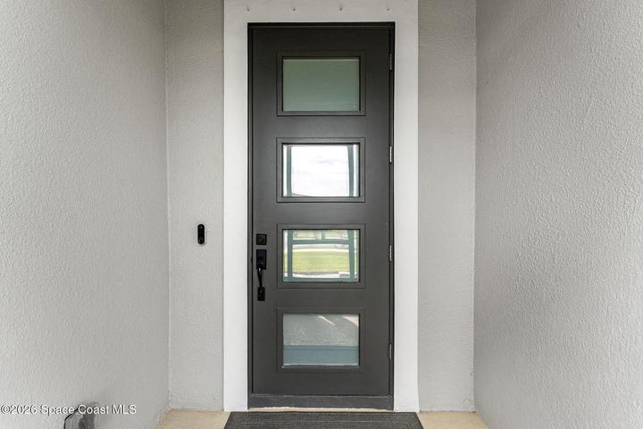 Screened front entryway