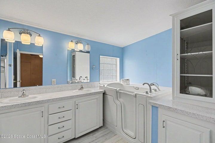 master bath with whirlpool tub