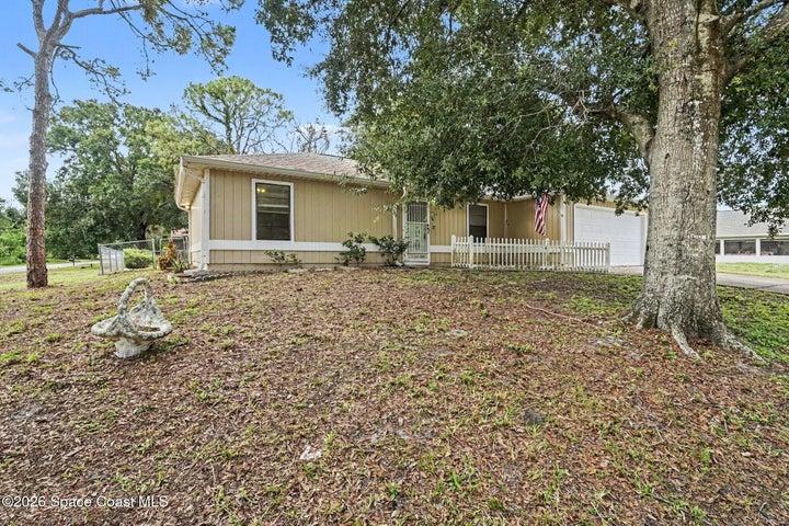 Spacious Front yard